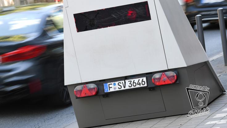 Blitzer-Anhänger dieser Art, dem sogenannten Enforcement Trailer, funktionieren mit Laser- bzw. Lidartechnologie. Man bemerkt einen Blitzer am kurz aufleuchtenden roten Licht. (Symbolbild)