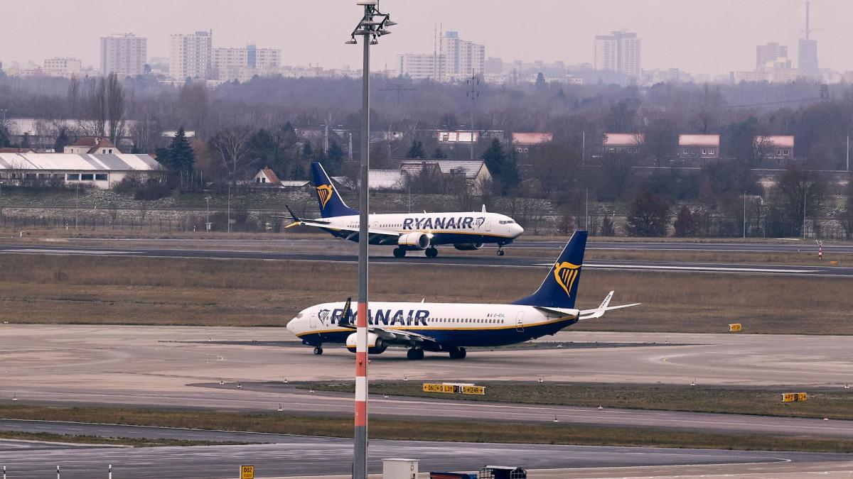 In 6.000 Metern H&ouml;he zerbarst pl&ouml;tzlich ein Fenster einer Ryanair-Maschine &ndash; ein 61-j&auml;hriger Passagier wurde teilweise aus dem Flugzeug gesogen, nur seine Ehefrau hielt ihn minutenlang an den F&uuml;&szlig;en fest. (Foto)