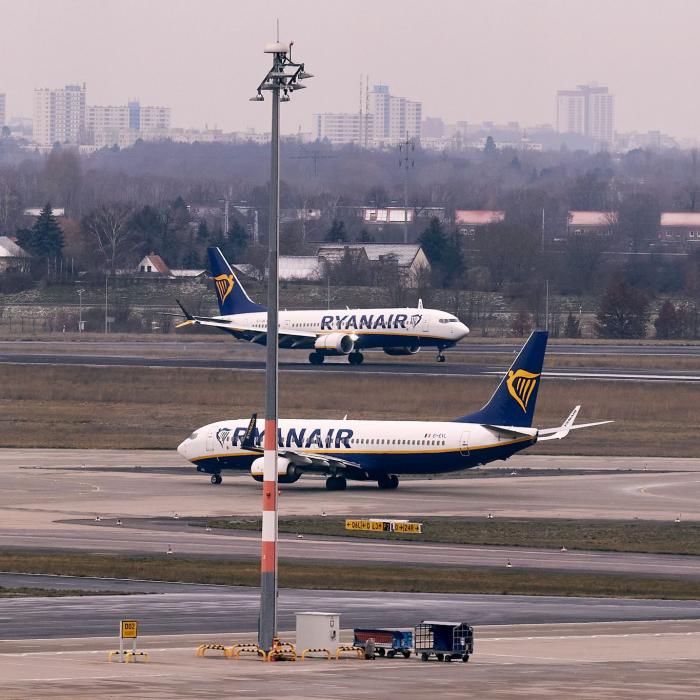 Passagier ragt aus geplatztem Flugzeugfenster - Flieger muss umkehren