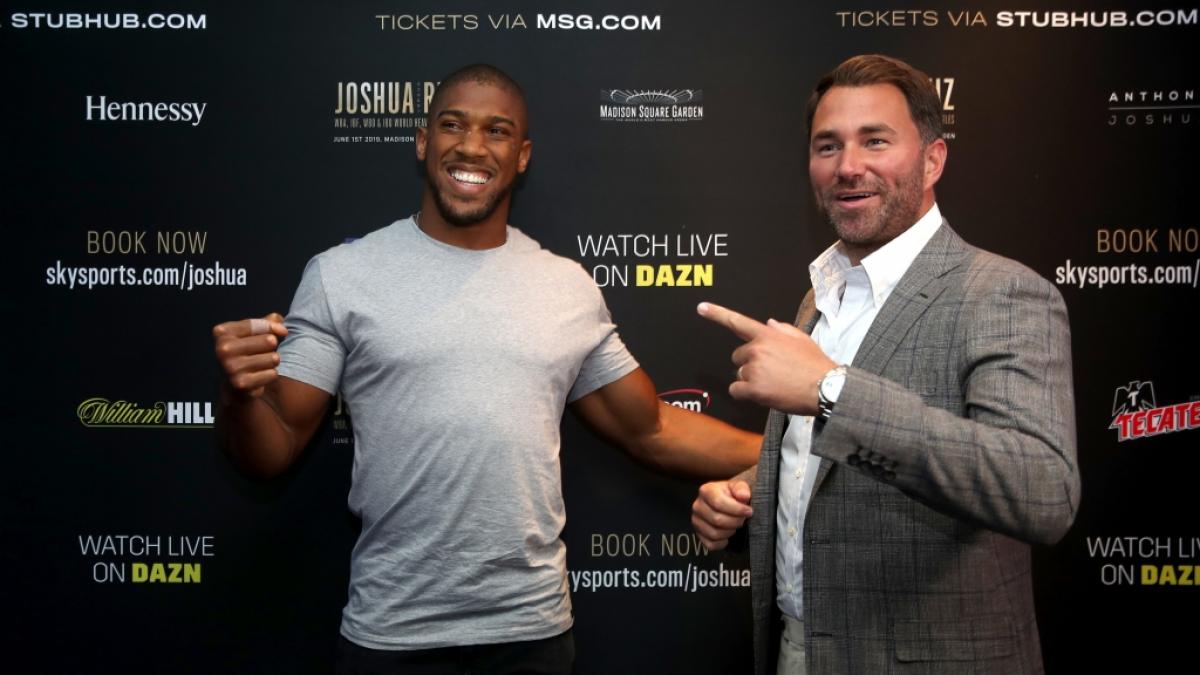 Boxpromoter&nbsp;Eddie Hearn posiert mit Profi-Boxer Anthony Joshua. (Foto)
