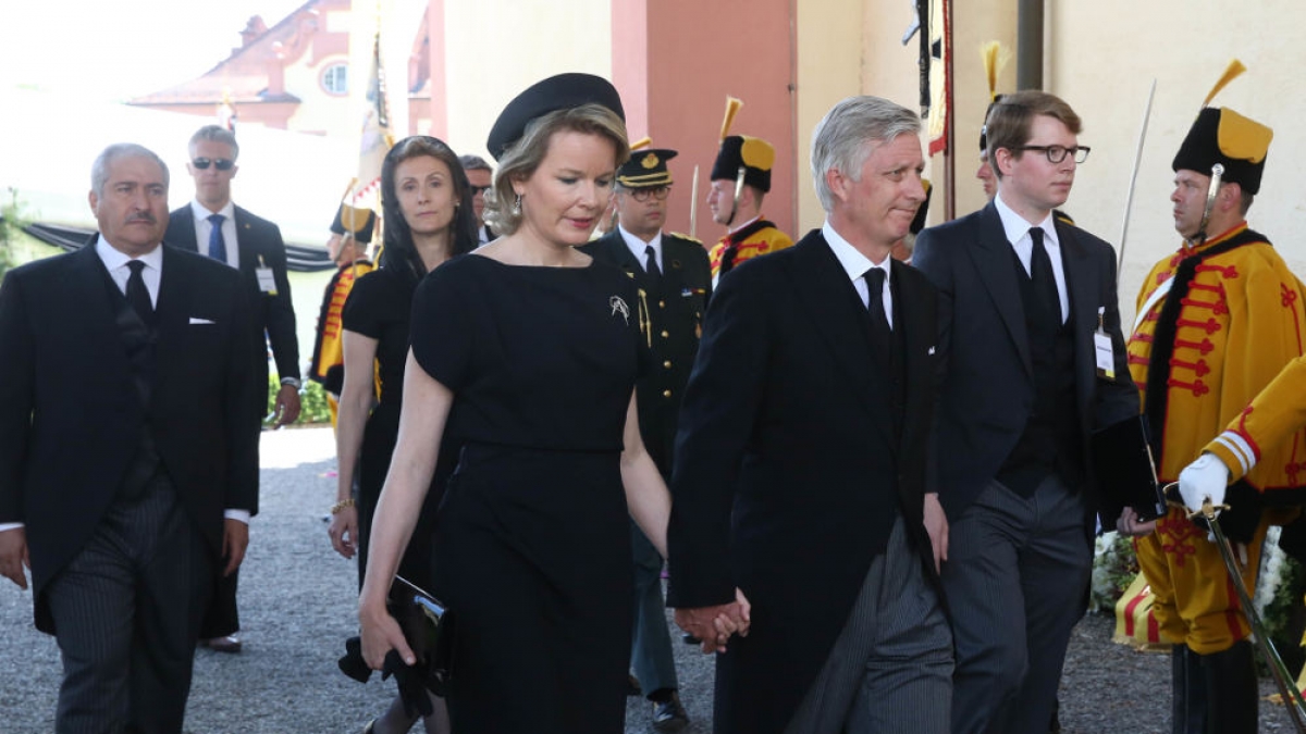 K&ouml;nig Philipp und K&ouml;nigin Mathilde von Belgien erweisen dem Herzog die letzte Ehre. (Foto)