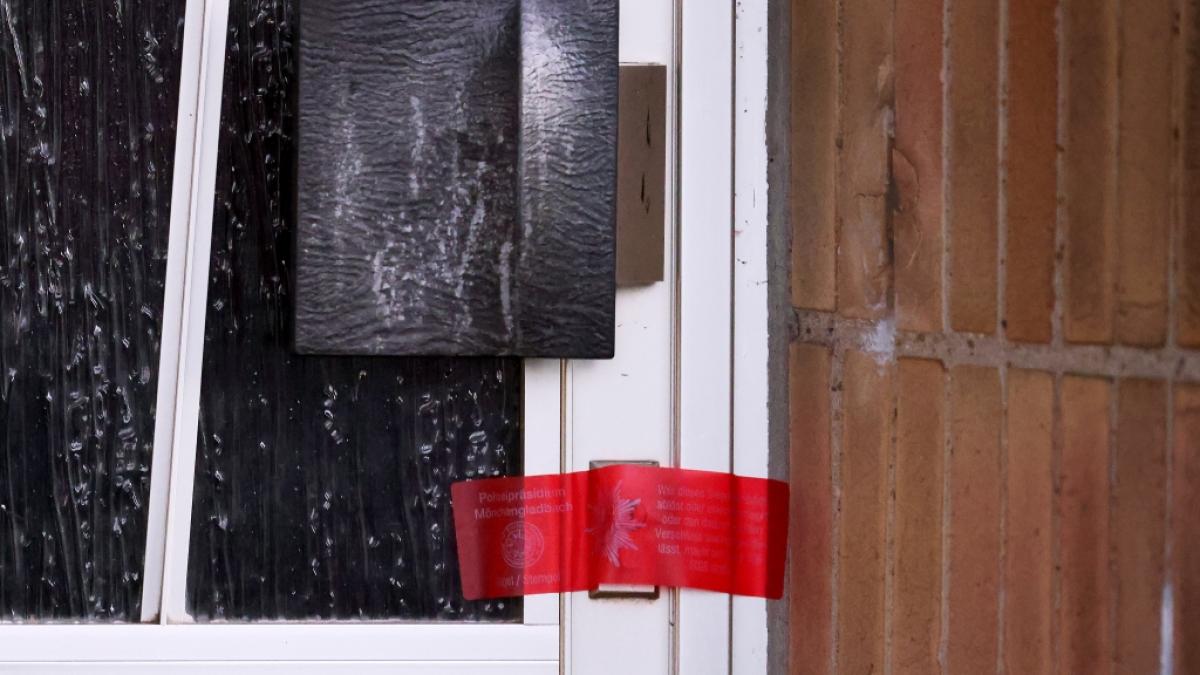 Die Haust&uuml;r von einem Wohnhaus im Stadtteil St. T&ouml;nis ist polizeilich versiegelt. Polizei und Rettungskr&auml;fte haben in dem Haus im niederrheinischen T&ouml;nisvorst drei Leichen gefunden. (Foto)