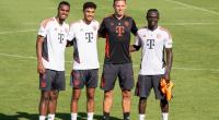 Bayern-Trainer Julian Nagelsmann (2.v.r.) präsentiert die Neuzugänge Ryan Gravenberch (l.), Noussair Mazraoui (v.l.) und Sadio Mané (r.).