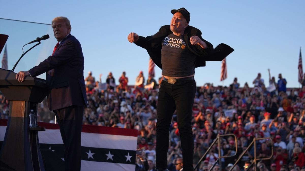 Bei Donald Trumps R&uuml;ckkehr nach Butler sprang Elon Musk wie ein &uuml;berdrehter Cheerleader auf der B&uuml;hne herum. (Foto)