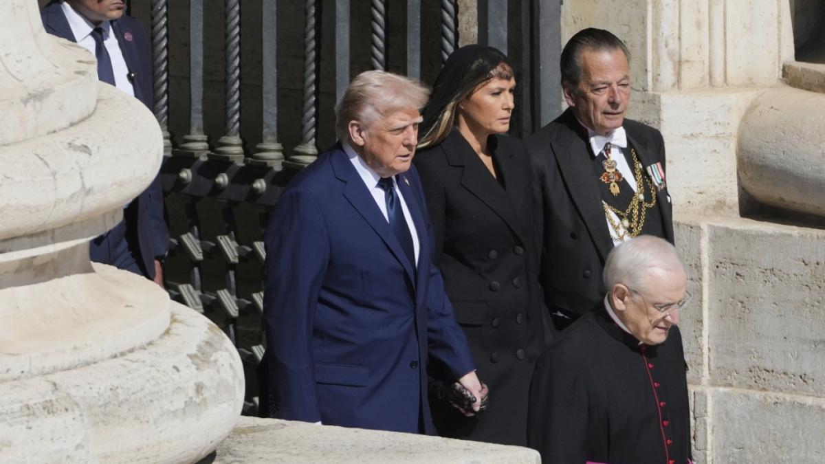 US-Pr&auml;sident Donald Trump an der Seite von Ehefrau Melania bei der Papst-Beerdigung in Rom. (Foto)