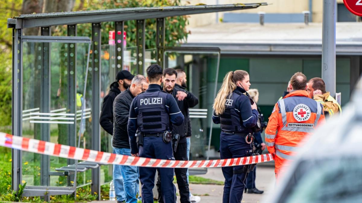 Einsatzkr&auml;fte der Polizei sichern Spuren am Tatort, wo ein Mann mit einer lebensbedrohlichen Schussverletzung gefunden wurde. Die Polizei habe relativ schnell zwei Tatverd&auml;chtige festnehmen k&ouml;nnen, sagte ein Sprecher der Polizei M&auml;rkischer Kreis. (Foto)