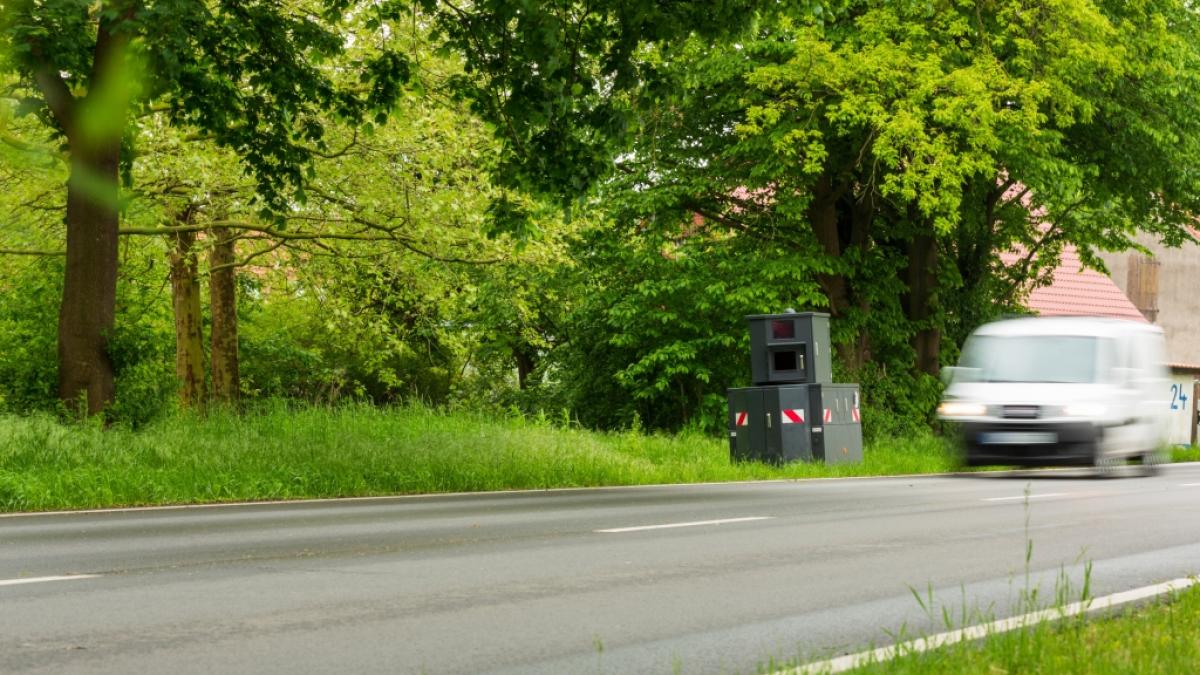 Autofahrer sollten ihren Tacho im Auge behalten: Vorallem mobile Geschwindigkeitskontrollen k&ouml;nnen an jeder Stra&szlig;enecke lauern. (Symbolbild) (Foto)
