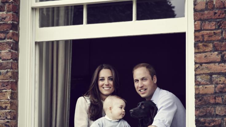 Prinz William, Herzogin Kate, Prinz George und Cocker Spaniel Lupo.