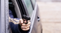 Weil ihm eine Frau im Straßenverkehr den Stinkefinger zeigte, verlor ein Mann in den USA die Nerven und feuerte auf ihr fahrendes Auto. Er traf ihren Sohn (6).