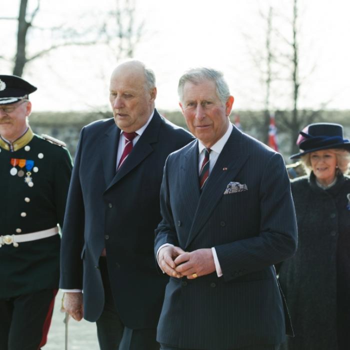 Neue Hiobsbotschaft nach Infektion! Wie geht es dem Monarchen?