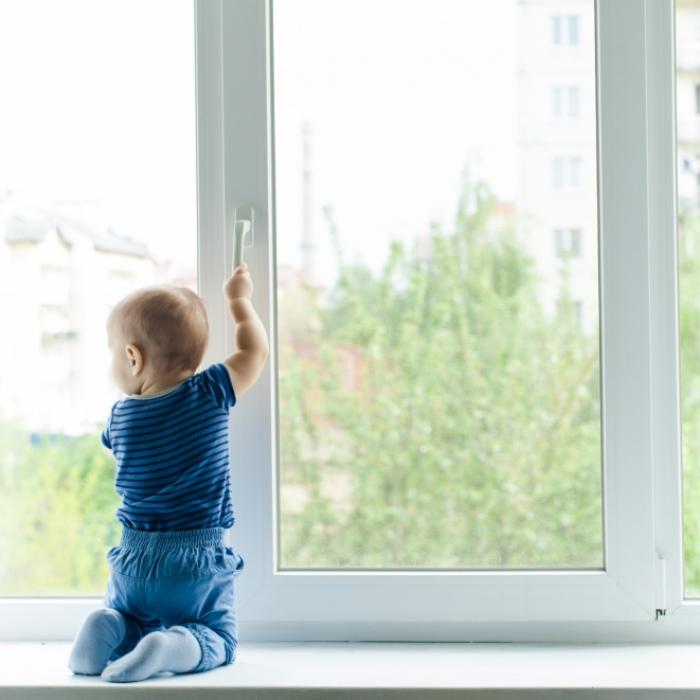 Kind (2) stürzt aus viertem Stock - tot!
