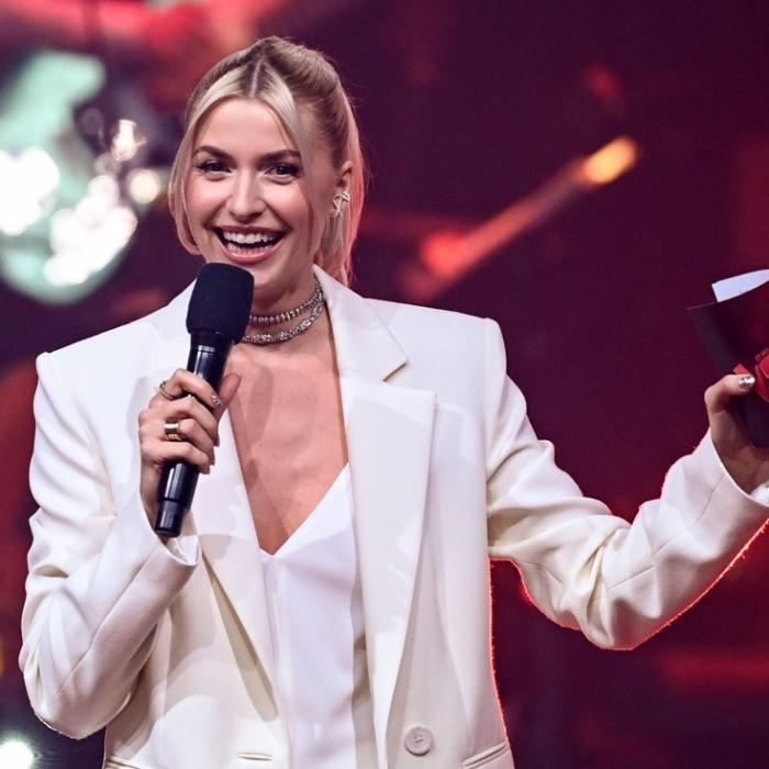 Besorgniserregende Bilder - Topmodel auf dem Weg ins Krankenhaus