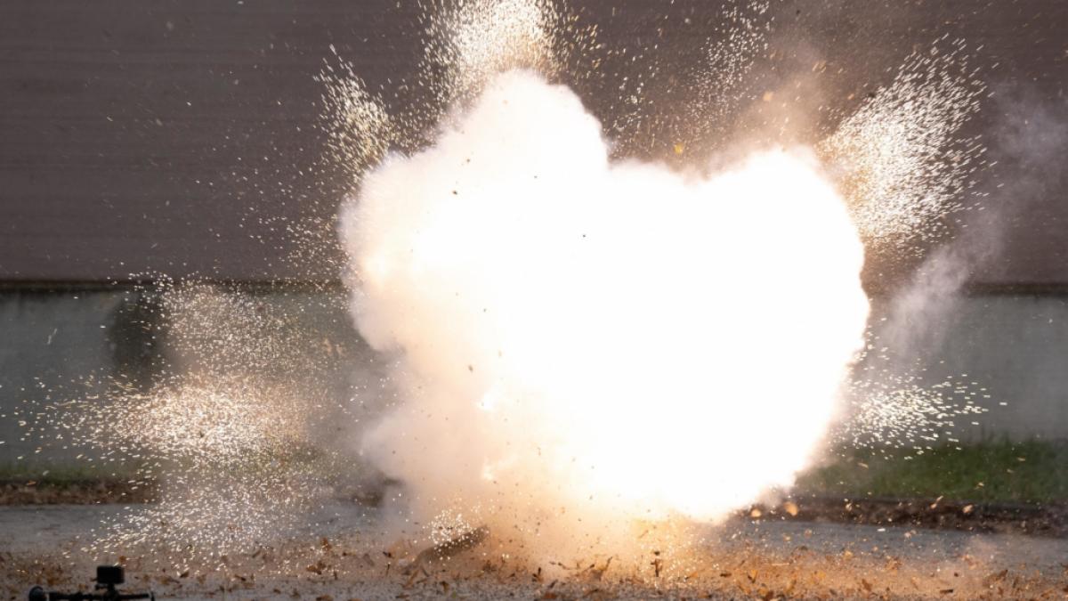 Die Explosion eines Feuerwerksk&ouml;rpers auf einem Feld bei Leipzig kostete einen 17-J&auml;hrigen das Leben (Symbolfoto). (Foto)