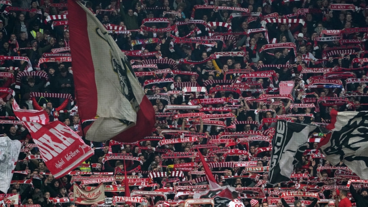 Auf der Trib&uuml;ne feuern die Fans des 1. FC K&ouml;ln ihre Mannschaft an. (Symbolbild) (Foto)