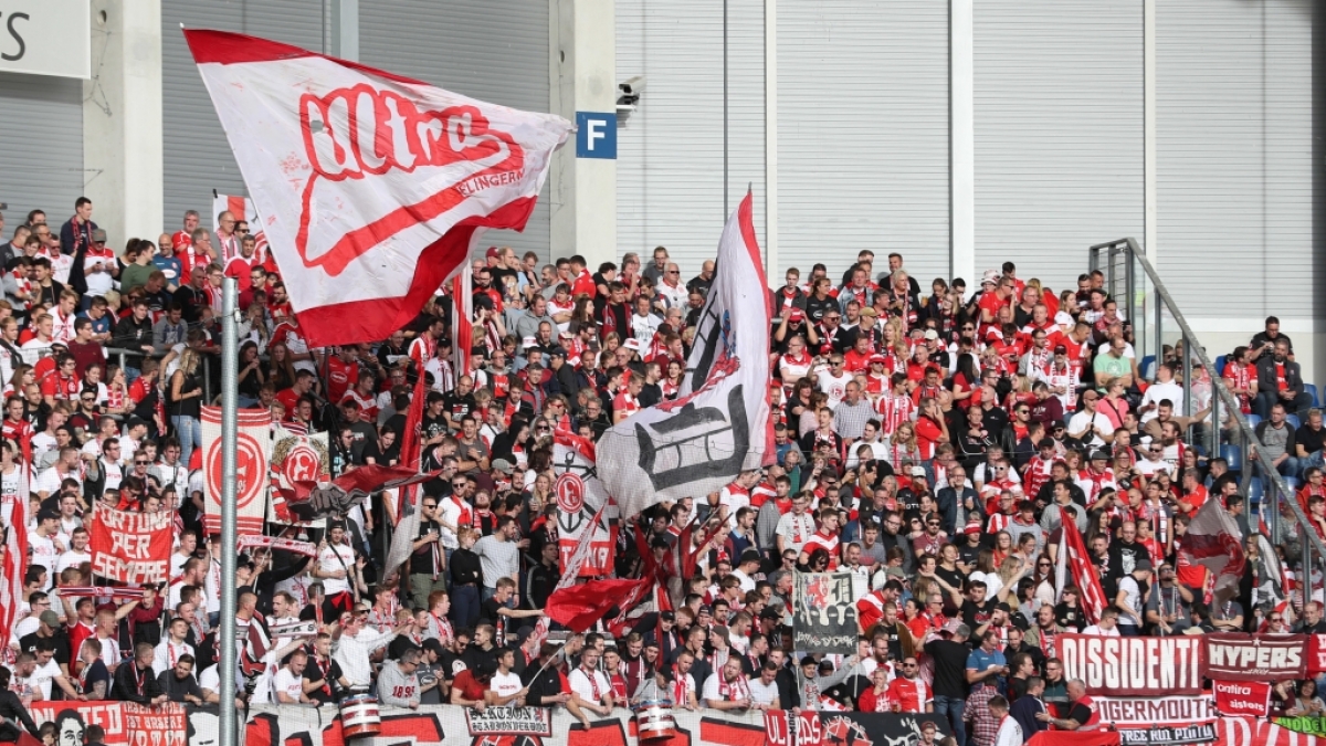 Banner und Fahnen sind auch die Werkzeuge, die die Fans von Fortuna D&uuml;sseldorf benutzen, um ihre Mannschaft zu unterst&uuml;tzen. (Symbolbild) (Foto)