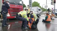 Polizisten tragen einen Demonstranten der Aktivistengruppierung 