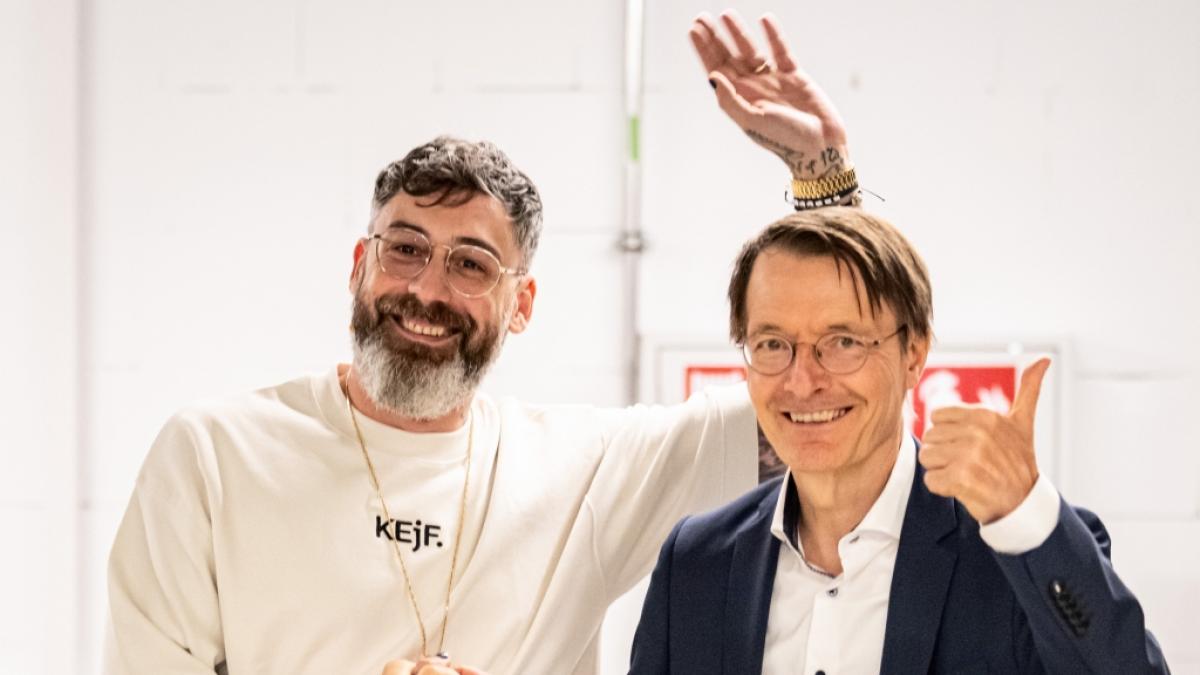 Rapper Sido mit Gesundheitsminister Karl Lauterbach im August 2023. (Foto)