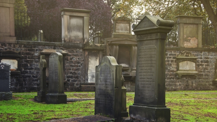 Auf dem Greyfriars Kirkyard in Edinburgh soll es gespenstisch zu gehen.
