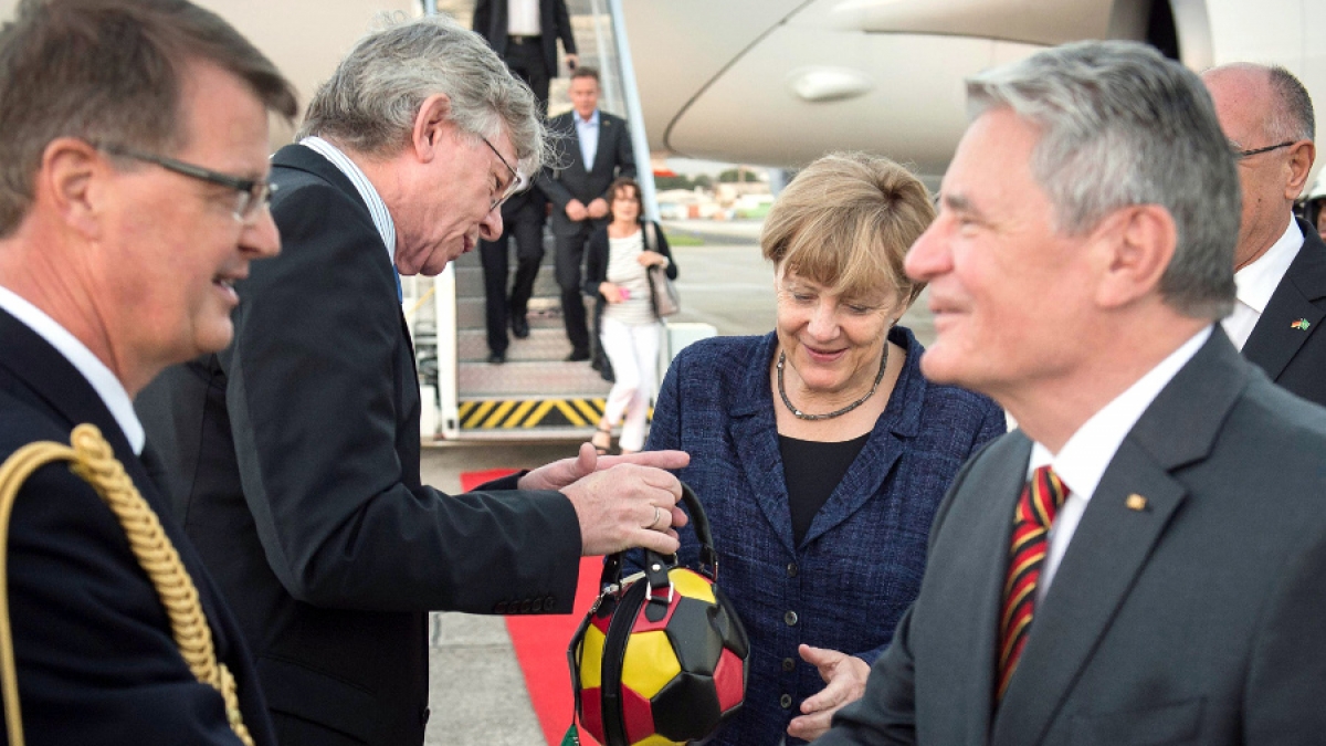 Mit Schlandtasche zum WM-Endspiel: Merkel zeigt Flagge. (Foto)