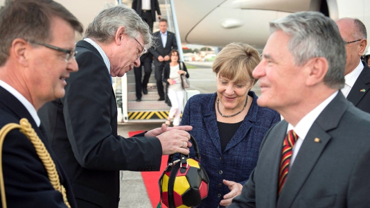 Mit Schlandtasche zum WM-Endspiel: Merkel zeigt Flagge.
