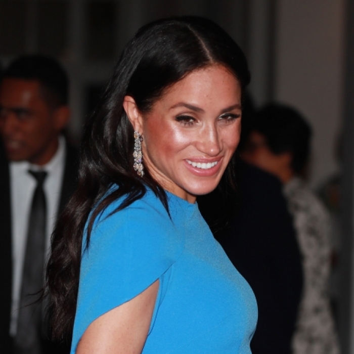 HIER zeigt Herzogin Meghan ihren kugelrunden Babybauch