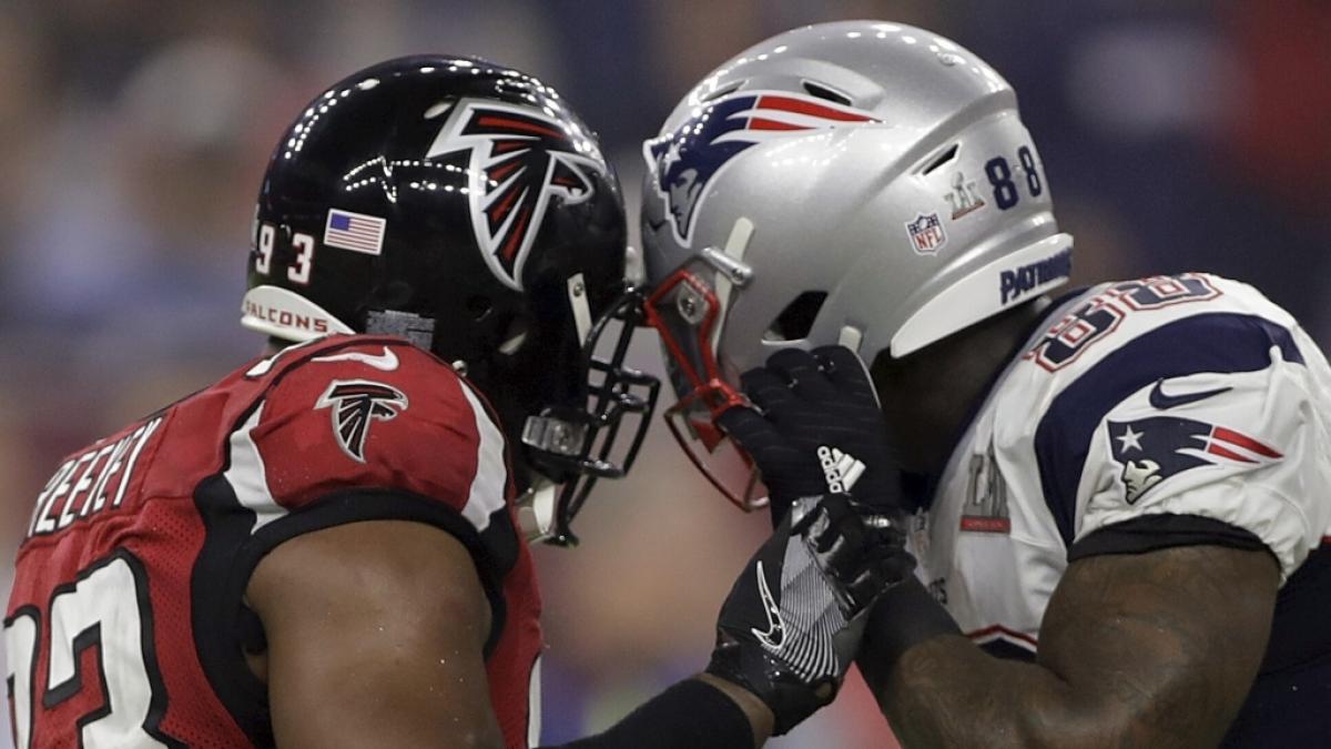 Martellus Bennett von den Patriots und Dwight Freeney von den Falcons verhaken sich am 05.02.2017. (Symbolbild) (Foto)