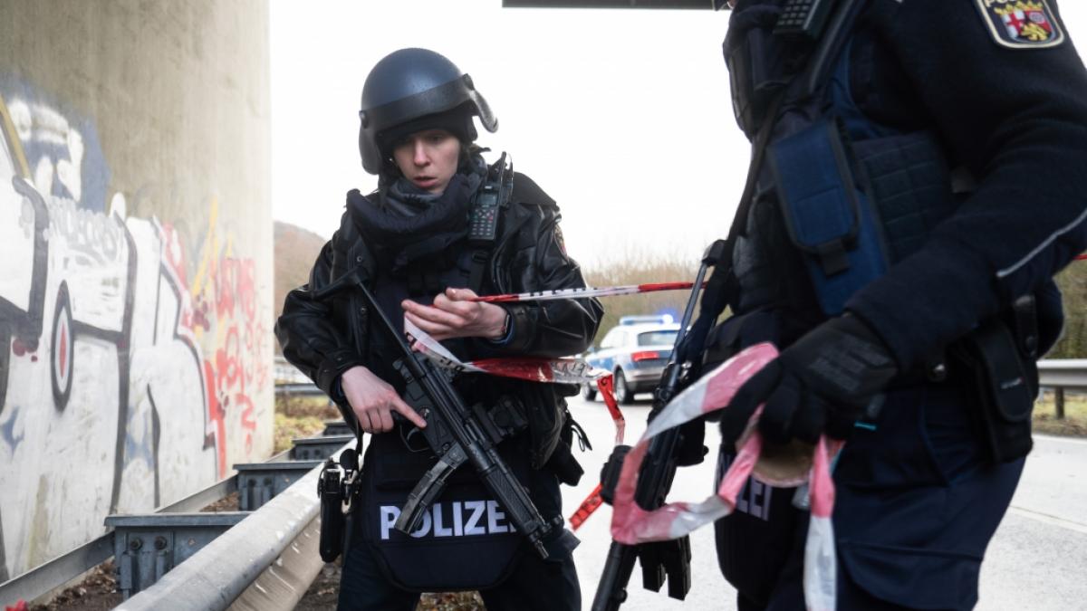 Polizisten sicherten Ende Januar den Tatort an der Kreisstra&szlig;e 22 bei Kusel ab. Wenige Meter entfernt wurden zwei ihrer Kollegen durch Sch&uuml;sse get&ouml;tet. (Foto)