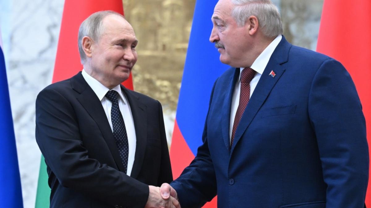 Belarus-Machthaber Alexander Lukaschenko (rechts) gilt als enger Verb&uuml;ndeter von Wladimir Putin. (Foto)