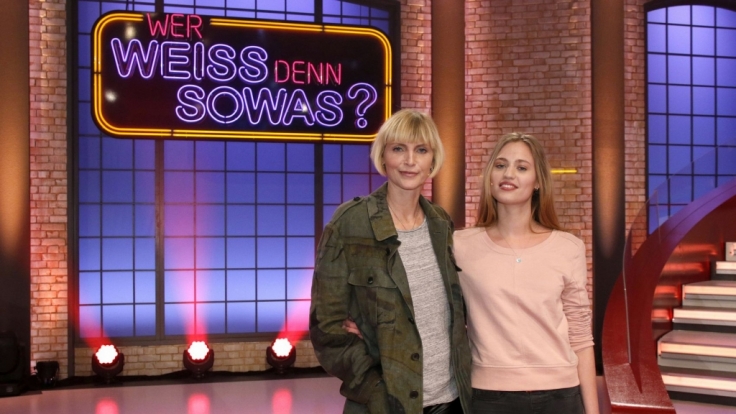 Nadja Auermann (links) und Cosima Auermann zocken gegeneinander.