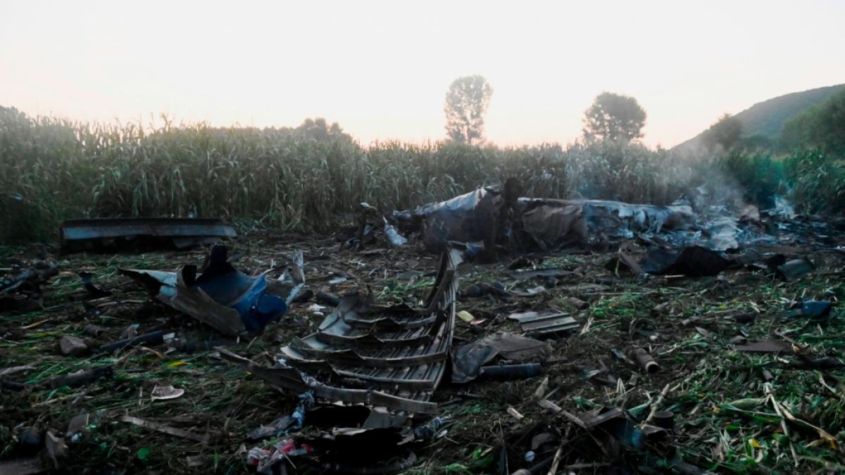 Nach dem Absturz eines Frachtflugzeugs am Abend des 16.07.2022 im Nordosten Griechenlands haben sich an der Ungl&uuml;cksstelle bei&szlig;ende D&auml;mpfe verbreitet. (Foto)