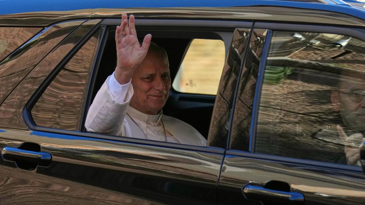 Insgesamt habe sich der Papst etwa drei Stunden im OP-Saal befunden, so die &Auml;rzte. (Foto)