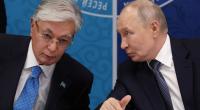 Die deutlichen Worte, mit denen der kasachische Präsident Kassym-Schomart Tokajew Wladimir Putin zum Ende des Ukraine-Krieges aufforderte, haben den Kreml-Chef kalt erwischt.