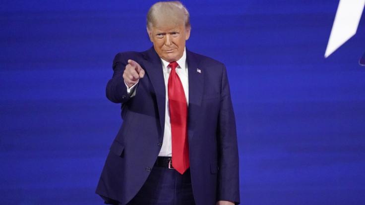Bei seinem ersten öffentlichen Auftritt seit seinem Ausscheiden aus dem Amt hat der frühere US-Präsident Donald Trump die Neugründung einer eigenen Partei ausgeschlossen.