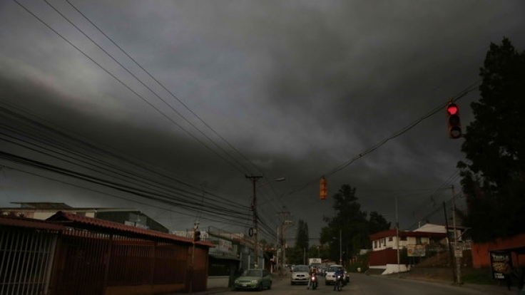 Dichte Aschewolken bedecken den Himmel über Costa Rica.