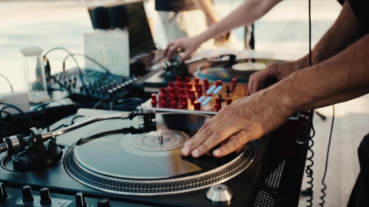 Als Techno-DJ wurde Tomcraft zum Superstar - nun ist der DJ und Produzent, der mit b&uuml;rgerlichem Namen Thomas Br&uuml;ckner hie&szlig;, mit 49 Jahren gestorben (Symbolfoto). (Foto)