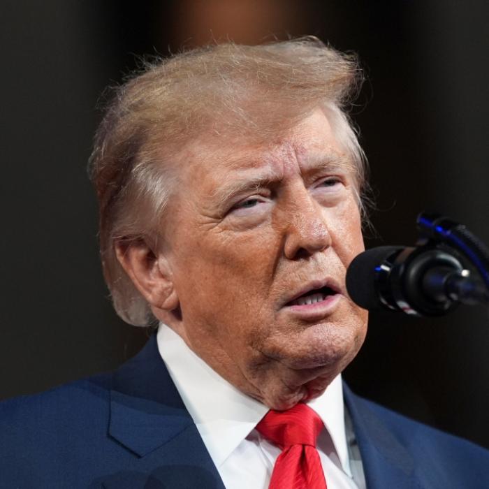 Trump überschüttet seine Neue mit Lob – dann fliegen ihre Pöbel-Posts auf