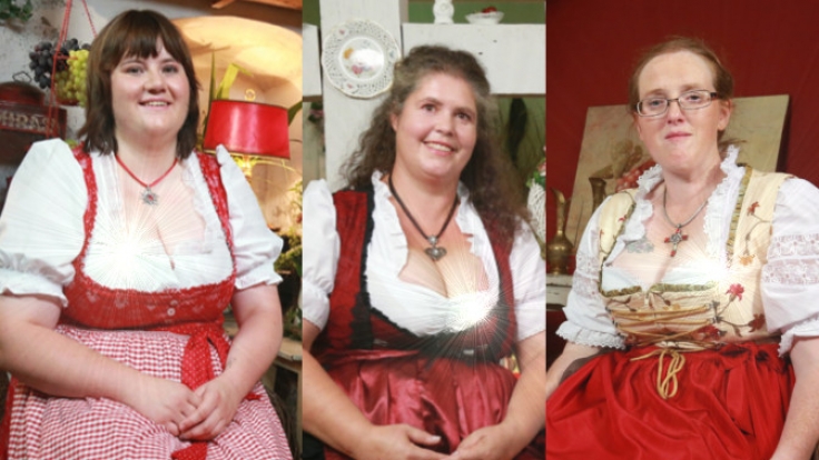 Beim traditionellen Scheunenfest zeigen die Liebesanwärterinnen, was sie zu bieten haben.