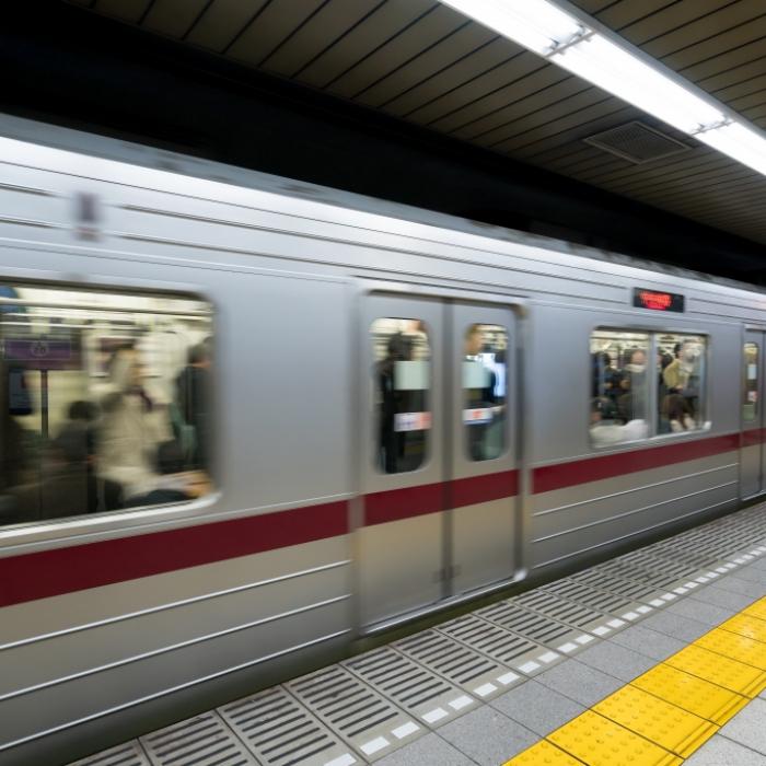 Junge (13) wird von U-Bahn mitgerissen - Lebensgefahr!