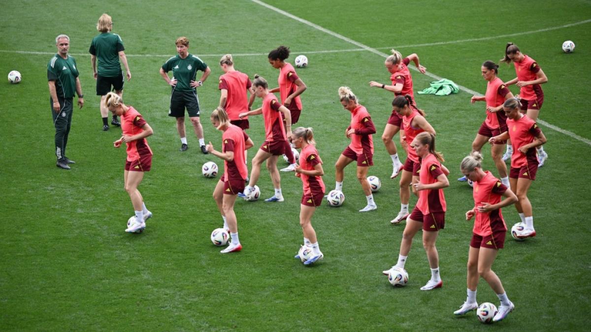 Die DFB-Frauen beim Abschlusstraining in St. Gallen.&nbsp;Die Spielerinnen trainieren neben Christian W&uuml;ck, Bundestrainer der Frauen-Nationalmannschaft. (Foto)
