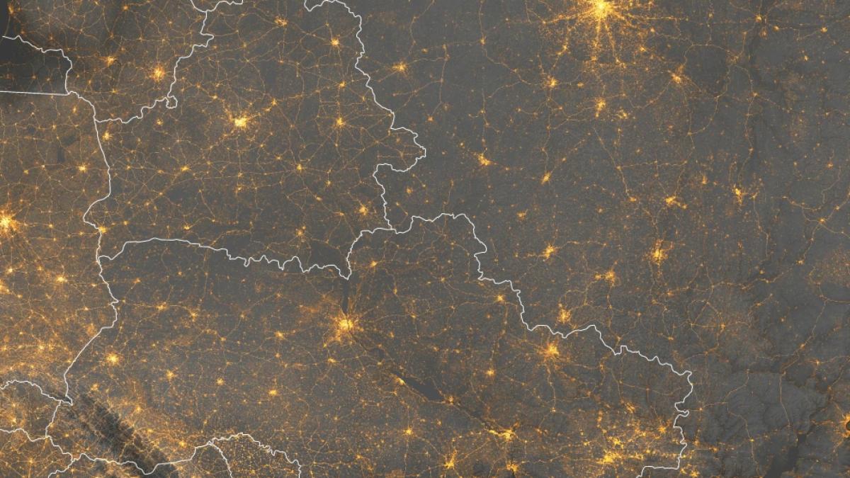 Die Nachtsatellitenansicht zeigt die Ukraine, das Schwarze Meer sowie die Grenzen. (Foto)