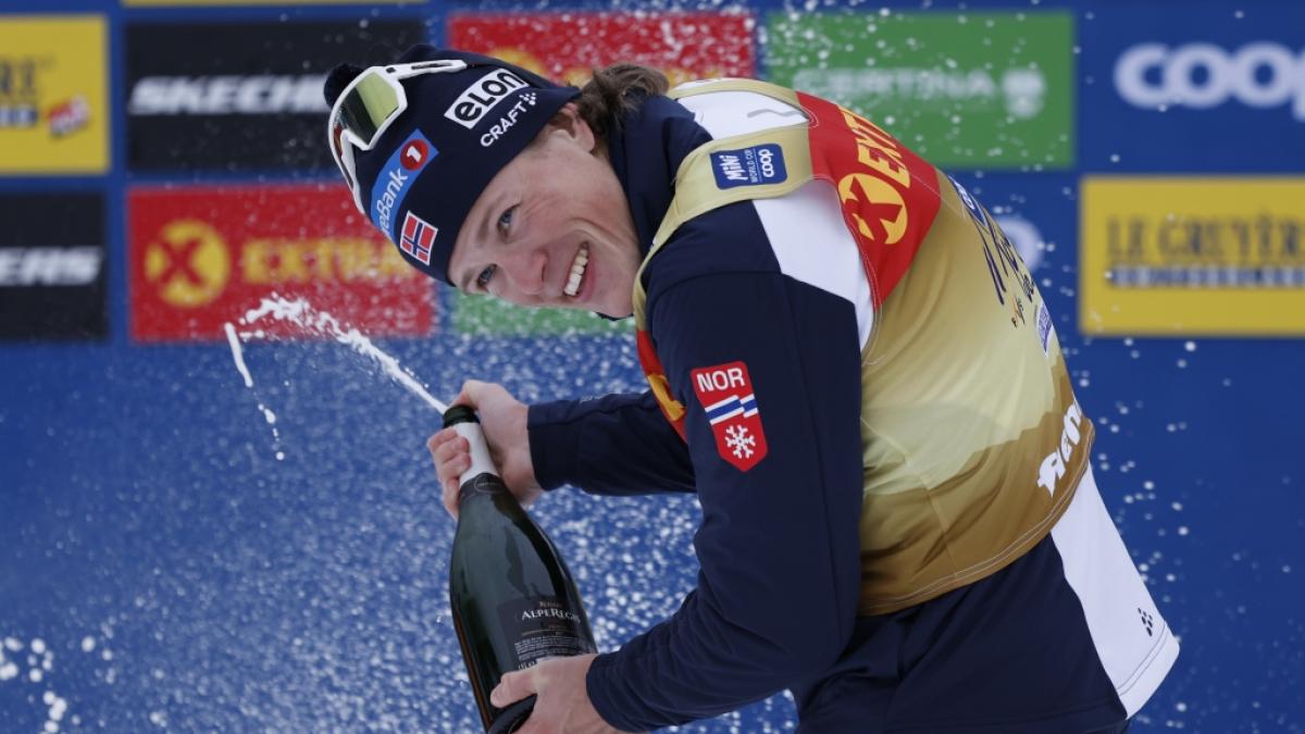 Ski-Langl&auml;ufer&nbsp;Johannes H&oslash;sflot Kl&aelig;bo aus Norwegen jubelt &uuml;ber seinen Sieg im 10 Kilometer-Massenstart Anfang Januar 2025. (Foto)