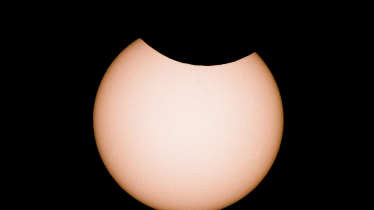 Am 30.04.2022 schiebt sich der Black Moon vor die Sonne. Da maximal nur 64 Prozent verdeckt sind, spricht man von einer partiellen Sonnenfinsternis. (Foto)