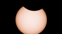 Am 30.04.2022 schiebt sich der Black Moon vor die Sonne. Da maximal nur 64 Prozent verdeckt sind, spricht man von einer partiellen Sonnenfinsternis.