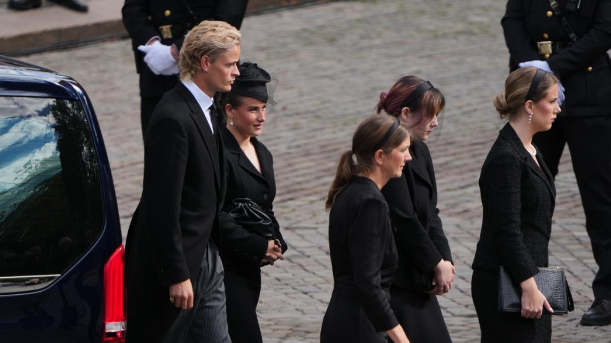 K&ouml;nig Haralds Beerdigung: Experte kritisiert Marius Borg H&oslash;ibys prominente Pr&auml;senz (Foto)
