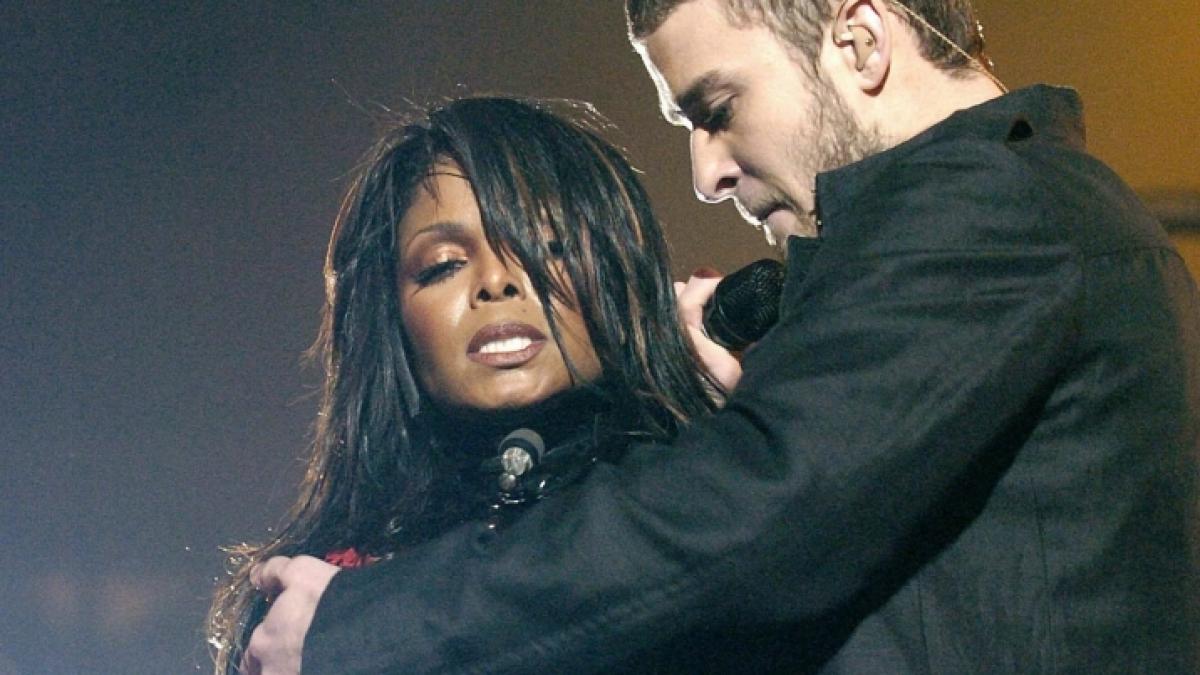 Skandal beim Super Bowl XXXVIII in der Halftime Show. Justin Timberlake (r) legt seine rechte Hand auf die Brust von Janet Jackson am 01.02.2004 in Houston, Texas, USA. (Foto)