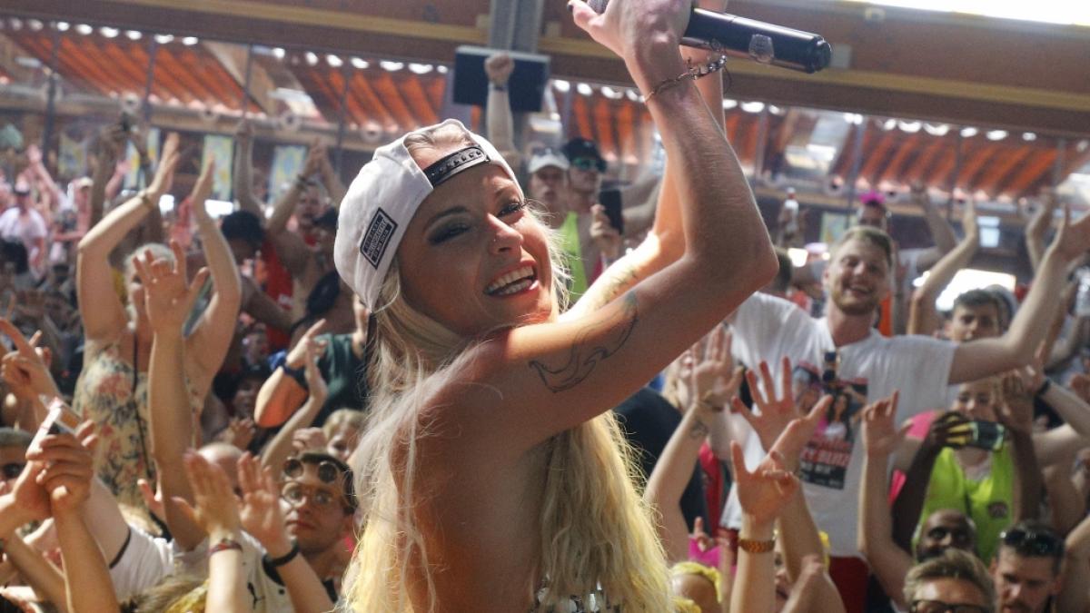 Mia Julia Br&uuml;ckner gibt auf der B&uuml;hne Vollgas. (Foto)