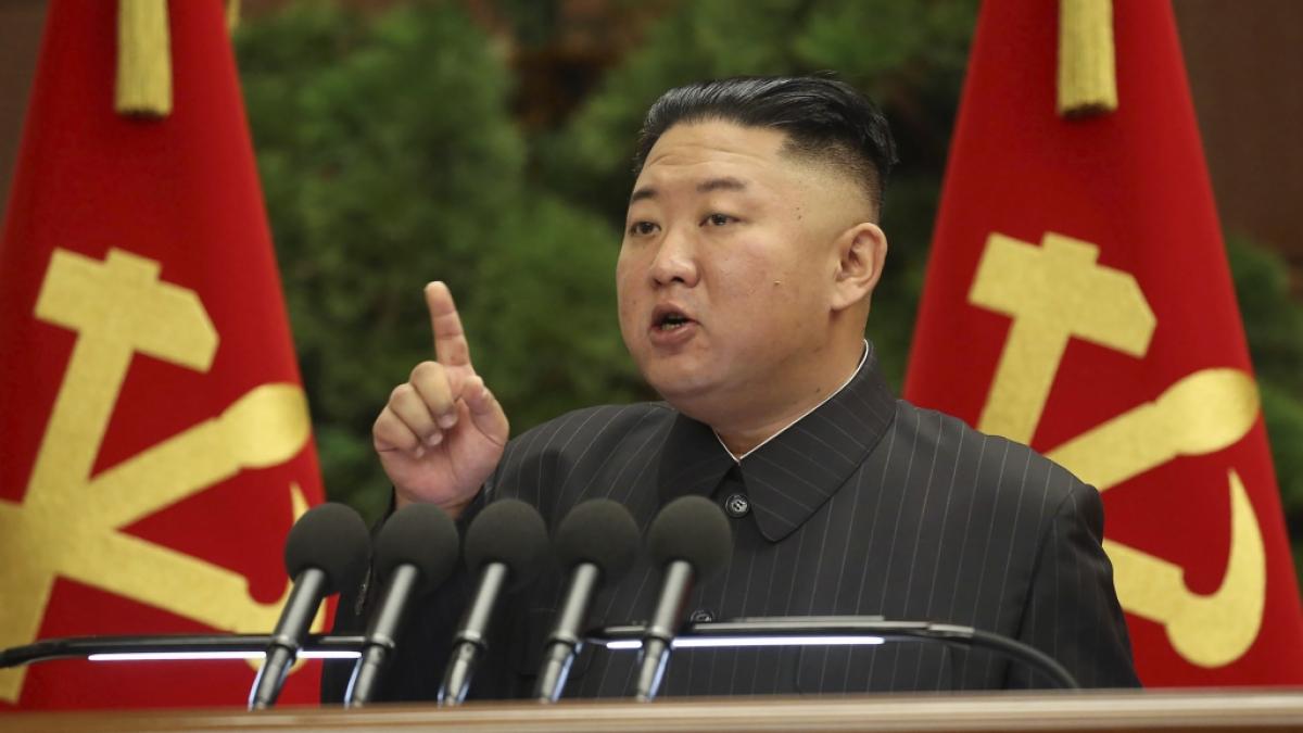 Der nordkoreanische Machthaber Kim Jong Un spricht w&auml;hrend einer Politb&uuml;rositzung der regierenden Arbeiterpartei. (Foto)