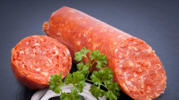 Die Munzert Fleischwaren GmbH ruft aktuell seine Zwiebelmettwurst zurück.