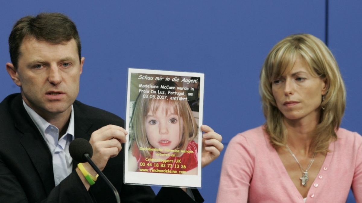 Kate und Gerry McCann zeigen am 06.06.2007 in Berlin w&auml;hrend einer Pressekonferenz in Berlin ein Bild ihrer verschwundenen Tochter Madeleine (Maddie). (Foto)