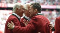Franz Beckenbauer (l.) soll laut Aussagen von Lothar Matthäus (r.), hier am 34. Spieltag der Saison 2016/17 in der Münchener Allianz Arena, aktuell gesundheitliche Probleme haben.